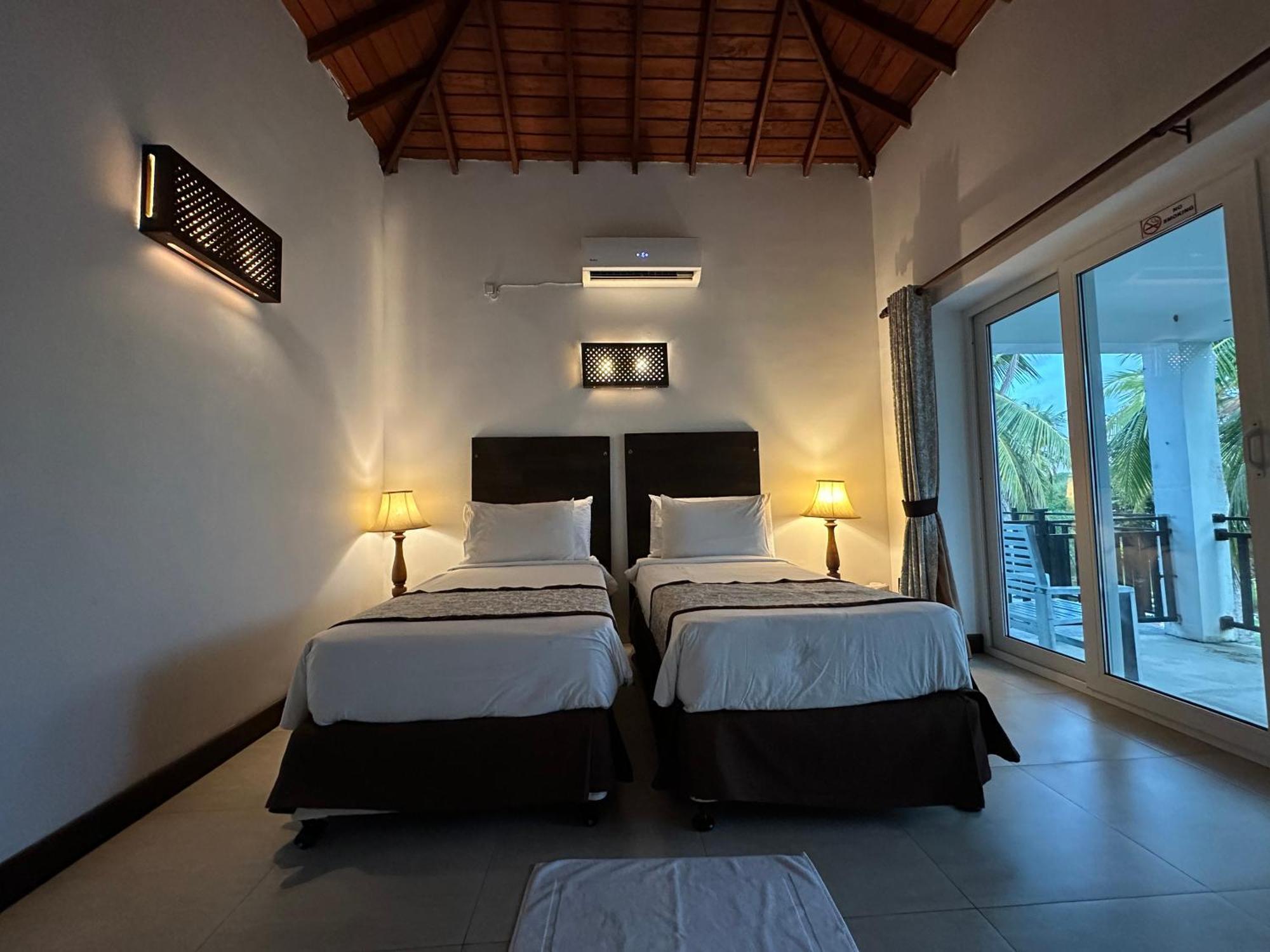 อมาลูนา รีสอร์ต Hotel เนกอมโบ ภายนอก รูปภาพ